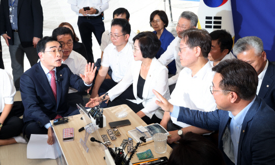 지난 9월7일 이재명 더불어민주당 대표가 이른바 '국민항쟁 단식' 중인 국회 본청 입구 앞 천막에 태영호 국민의힘 의원이 찾아와, 그 전날(6일) 국회 대정부질문 도중 원색 비난을 가한 민주당 의원들, 그 중에서도 박영순 의원의 "북한에서 쓰레기가 왔어" 발언에 대한 응분의 조치를 요청하고 있다. 태 의원을 맞아들이기 거부하던 민주당 측은 면담 약 3분 만에 그를 내보냈다.<연합뉴스 사진>